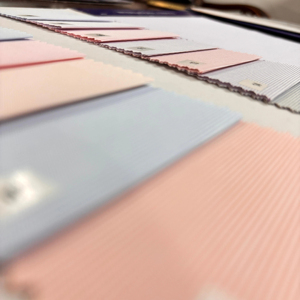 Poly Cotton Slub Plain Shirting Fabric Grado de exportación para la fabricación de camisas de hombres y niños - Product Image 1