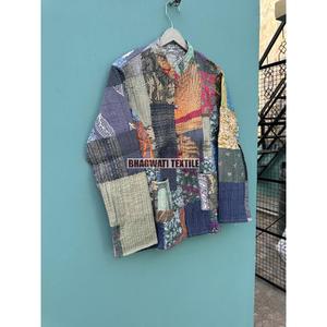 Veste polaire matelassée indienne à la main pour femmes Manteau d'hiver court en coton réversible pour filles Techniques imprimées pour la saison d'automne - Product Image 3