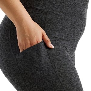 Short de yoga taille haute pour femme avec 2 poches latérales Contrôle du ventre en tissu tricoté respirant pour la course et l'entraînement à la maison - Product Image 5