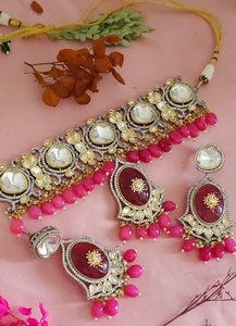 Conjunto de gargantilla y aretes con perlas de imitación chapadas en oro de primera calidad, ideal para bodas, para mujeres y niñas. - Product Image 2