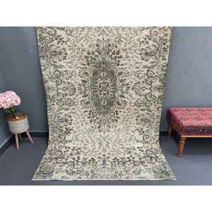 Alfombra Turca Vintage de 4.8x8.1 pies, Alfombra Verde Marrón con Plantas y Árboles - Product Image 1