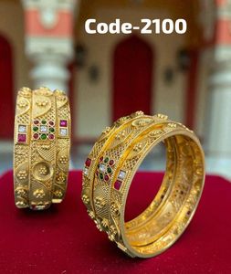 Bracelets en métal Rajwadi de qualité supérieure avec motifs floraux gravés Pierres vertes et rouges Parfait pour les célébrations de mariage et les festivals - Product Image 2