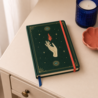 Carnet Mystique Personnalisé LABON, Couverture Rigide en Tissu Vert Forêt, Bordure Dorée, Motifs Flamme, Palmier, Iris Bleu, Étoiles, Corail, Ruban Bleu Marine