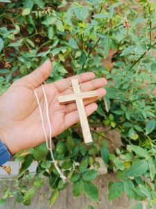 Collier pendentif croix en bois clair fait main avec cordon, bijou chrétien naturel élégant pour le quotidien et cadeau de Noël - Product Image 5