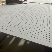 Panneau de plafond acoustique perforé irrégulier en plaque de plâtre, à trous aléatoires, absorbant le son, pour auditorium et théâtre