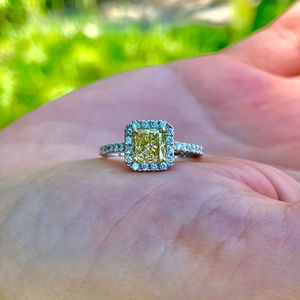 แหวนเพชรโมอิสซาไนต์ทรงเรเดียนท์คัท น้ำหนัก 0.51 กะรัต สีเหลืองเข้มแฟนซี สำหรับผู้หญิง ของขวัญ แหวนแบบวงแหวนประดับเพชร ทองคำขาว 14K เครื่องประดับคลาสสิก - Product Image 1