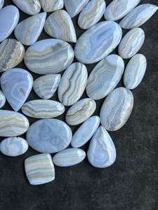พลอยบลูเลซอาเกตธรรมชาติคุณภาพสูงแบบขายส่ง ทรงหลังแบน ขัดเงา ขนาดตามสั่ง สำหรับบำบัดพลังงาน หินกึ่งมีค่า - Product Image 3