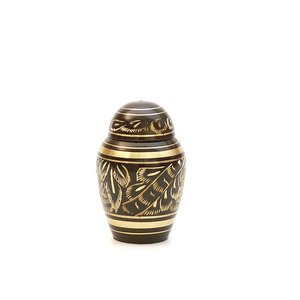 Urna de recuerdo de latón pulido para cenizas humanas, perfecta para funerales de servicios conmemorativos y tributo de larga duración en casa - Product Image 1