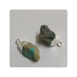 Goujons turquoise naturels bruts en argent sterling 925 avec boucle ouverte sous les liens de pierres précieuses de lunette fabriqués à la main dans un cadre en argent sterling - Product Image 2