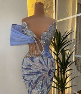 Robe de soirée sirène de luxe rouge tapis rouge, longueur ras du sol, dos nu, ornée de strass, avec manches cape, soutien-gorge intégré, respirante, sur mesure - Product Image 2