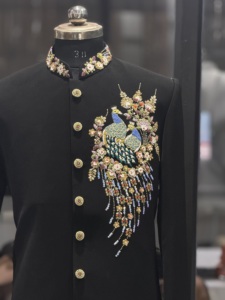 Lujoso Sherwani Indo-Occidental Negro para Hombre, Bordado a Mano con Motivos de Pavo Real, para Novios, Traje Bandhgala para Boda - Product Image 3