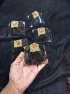 Pirámide de Orgón de Turmalina Negra Natural, Generador de Energía de Cristal, Bobina de Cobre, Escultura Hecha a Mano para Reiki, Meditación y Chakras - Product Image 4