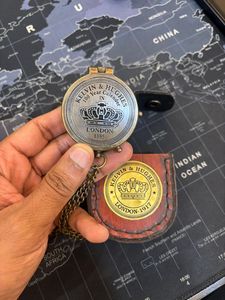 Pin de Latón Antiguo con Tapa Grabada y Cadena, Baño de Níquel Negro, Tema de Ángel para Viajes y Exploración - Product Image 2