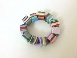 Bracelet de bijoux de mode en résine de couleur fabriquée à la main de qualité supérieure pour femmes d'Inde. - Product Image 2