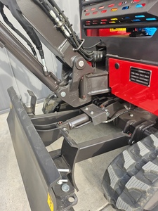 Miniexcavadora RH22 con Brazo Giratorio y Rieles de Extensión - Product Image 2
