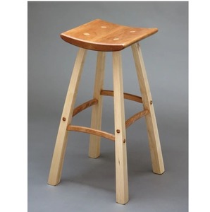 Tabouret élégant en bois fabriqué à la main avec finition lisse, parfait pour les salles de banquets, les villas et les restaurants de luxe - Product Image 1