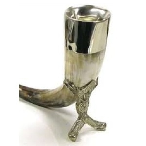 Tasse à boire en corne avec support en métal Tasse en corne de buffle Gravure polie authentique disponible en logo personnalisé adapté aux Vikings - Product Image 1