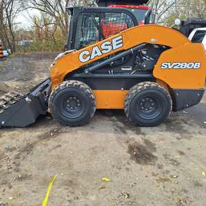Chargeuse compacte sur pneus SV280b d'occasion, authentique, avec cabine fermée, transmission à deux vitesses, prête à l'emploi - Product Image 5