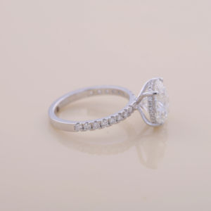 Anillo de Compromiso con Diamante Cultivado en Laboratorio de Corte Redondo de 4.02CT, Anillo de Novia con Banda Pavé de Oro Blanco, Rosa y Amarillo de 9K para Mujer - Product Image 3