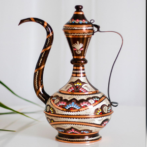 Ewer de cobre sólido con un patrón floral en relieve. Jarra decorativa rústica de Oriente Medio. Disponible a precios de mayorista. - Product Image 3