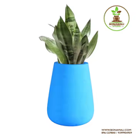 Sistem Irigasi Otomatis Modern dengan Sistem Penyiraman Sendiri Ramah Lingkungan dari Serat Kaca dengan Sentuhan Rustic dan Reservoir Transparan untuk Pot Bunga.