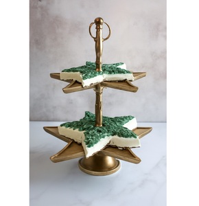 Elegante soporte de metal dorado para pasteles, una pieza impresionante diseñada para exhibir bellamente cupcakes - Product Image 6