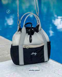 Sac à bandoulière tendance pour femme, en tissu froissé de qualité supérieure, avec fermeture à cordon, design de rangement intelligent, idéal pour les voyages et le shopping - Product Image 1