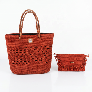 Sac à bandoulière d'été bohème en raphia fait main avec deux pochettes à franges, dessus ouvert et poignées tressées pour la plage, les voyages et le shopping - Product Image 6