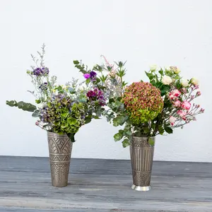Vase à fleurs en métal artisanal avec finition rustique, adapté au style campagnard et à la décoration de ferme, au meilleur prix - Product Image 3