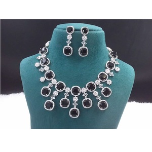 Parure de bijoux AD étincelants, collier et boucles d'oreilles en plaqué or avec diamants américains pour femmes, disponibles à un prix raisonnable - Product Image 1