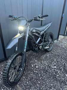 Motocicleta Eléctrica SURRON ULTRA BEE 2024 en Excelente Estado, 894 Millas, 2 Llaves, 1 Cargador, Disponible para Envío Inmediato - Product Image 3