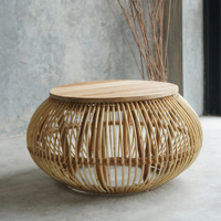 Table basse ronde en rotin naturel artisanal avec plateau en bois - Design unique en cage tressée