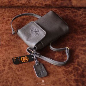Petit sac à bandoulière en cuir de vachette véritable fabriqué à la main pour téléphone Pochette à bandoulière minimaliste avec sangle réglable - Product Image 3