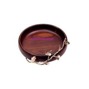 La suave iluminación acentúa el volumen de la fruta y la suavidad del cuenco de madera. - Product Image 5