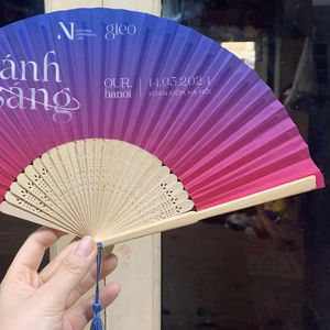 Auténticos ventiladores de mano de bambú con marco de madera, ventiladores plegables duraderos, decorativos y elegantes para regalar y enfriar - Product Image 1