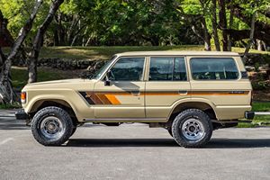 แลนด์ครุยเซอร์ FJ60 รุ่นคลาสสิค ปี 1983 เกียร์ธรรมดา 5 สปีด ขับเคลื่อน 4 ล้อ สภาพสมบูรณ์ ใช้งานได้ดีเยี่ยม สะอาด ดีเยี่ยม พร้อมส่งออก ราคาดีที่สุด - Product Image 2