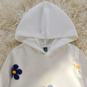 เสื้อฮู้ดอบอุ่นและเนื้อผ้านุ่มที่มีดอกไม้ปักที่มีชีวิตชีวาเหมาะสำหรับสวมใส่สบายหลายสีให้เลือก - Product Image 2