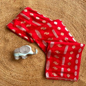 ผ้าซารีโดลาแบบย้อมสีได้ รุ่น VASTRA COTTAGE ดีไซน์หรูหรา พร้อมลายปักดิ้นทองทั่วผืน ขอบลูกไม้ และเสื้อคลุมเข้าชุด ชุดพื้นเมืองสุดคลาสสิก - Product Image 4