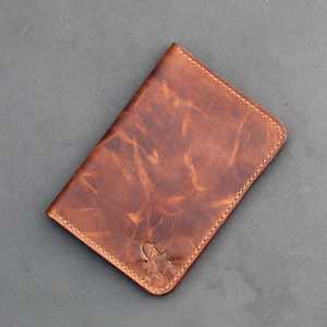 WF LEATHERCRAFT CO. No. Cartera de Pasaporte de Cuero 75 con Forro de Lona, Múltiples Ranuras para Tarjetas, 100% Cuero de Grano Completo con Tinte Vegetal - Product Image 4