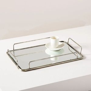 Plateau décoratif en métal et miroir avec cadre simple et grande surface idéal pour le petit déjeuner ou le divertissement à la maison - Product Image 1