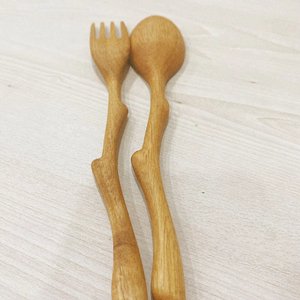 Utensilio de madera sostenible hecho a mano para uso diario - Product Image 1