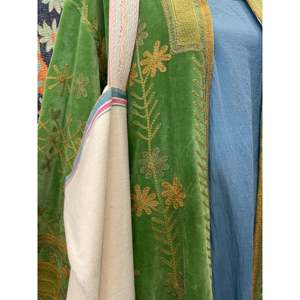 Blazer Automne/Hiver pour Femmes - Veste en Velours Réversible Style Chinoiserie Vert Mousse/Doré Matelassé Style Bohème Logo Personnalisé Cuir - Product Image 2