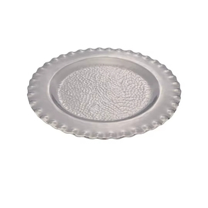 Assiette ronde en métal avec bord ondulé festonné et centre martelé Finition argentée Vaisselle décorative - Product Image 1