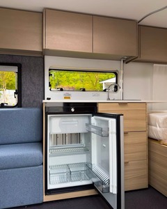 Mini Caravana YORULMAZ Assos 390, Remolque de Viaje para 2 Personas, Aluminio Ligero, Diseño Moderno, Serigrafía, Exterior Negro - Product Image 5