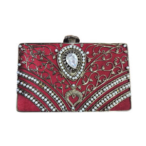 Clutch de Noche Artesanal con Cristales Exquisitos y Detalles de Perlas, Latón y Lujo - Product Image 2