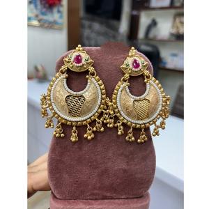 Boucles d'oreilles Rajwadi Jhumka plaquées or antique traditionnelles élégantes de haute qualité pour vêtements de mariée et ethniques pour femmes - Product Image 1