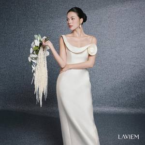 Robe élégante à col halter, coupe évasée, motif floral 3D, manches courtes, style formel, romantique, féminin, design sophistiqué pour les fêtes - Product Image 1