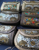 Pochette de soirée élégante en velours brodé de luxe pour femme, avec motif à sequins et décoration de perles