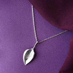 Compre Colgantes de Plata de Ley 925 de Primera Calidad para Mujeres y Niñas, Diseño Geométrico de Planta con Rodio, Topacio, Zirconia y Diamantes en Caja - Product Image 2