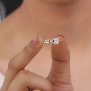 แหวนเพชรอินฟินิตี้สีโรสโกลด์พร้อมบุษราคัมตัดมรกตและเครื่องประดับบางพิเศษพร้อมเทคโนโลยีการตั้งค่าชุบโรเดียม - Product Image 1